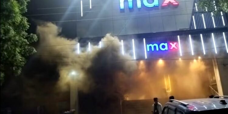 Kanpur Max Fire: मैक्स शोरूम के बेसमेंट में लगी भीषण आग, ऊपर OYO होटल में फंसे दर्जनों लोग