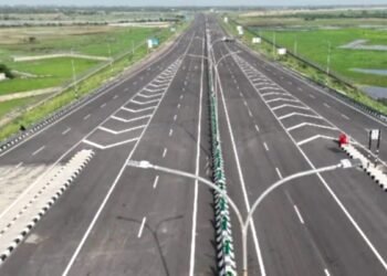 कानपुर-लखनऊ एक्सप्रेसवे पर जाने वाले सावधान, एलिवेटेड लेन पर एक तरफ की सड़क पूरी तरह से बंद, मगर खुशखबरी ये है कि…