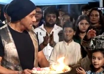 सलमान खान ने गणपति की आरती में की ऐसी गलती, बहन अर्पिता ने तुरंत टोका, भाईजान ने भी मानी मिस्टेक, देखें VIDEO
