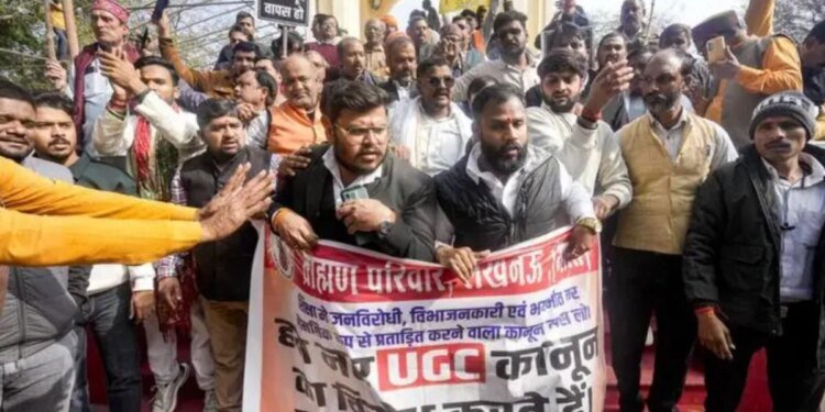 UGC Bill: यूजीसी बिल के विरोध में सड़कों पर उतरे लोग, आगरा से फिरोजाबाद तक पुलिस से भिड़े प्रदर्शनकारी