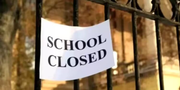 School Closed: यूपी के 4 जिलों में स्कूल बंद, कई शहरों में कक्षा 12वीं तक की हुई छुट्टी