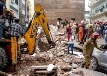 मरम्मत करो या फिर… दिल्ली के सत्य निकेतन हादसे के बाद जगी LDA, 25 साल पुरानी इमारतों पर चलेगा हथौड़ा