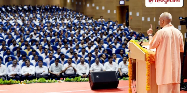 यूपी में हर समीकरण की सीमा लांघने वाला यक्ष प्रश्न- योगी जैसा नेता और कौन?, Uttar-pradesh Hindi News