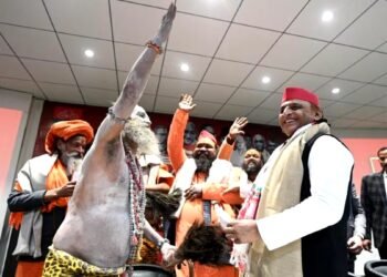 'बंटेंगे तो कटेंगे' से टूटी PDA की धार… साधु-संतों की शरण में अखिलेश, CM योगी की इस चाल से बैकफुट पर!