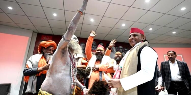 'बंटेंगे तो कटेंगे' से टूटी PDA की धार… साधु-संतों की शरण में अखिलेश, CM योगी की इस चाल से बैकफुट पर!