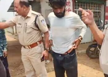 सिंगरौली के शासन गांव में अवैध शराब बिक्री के विरोध पर युवक से मारपीट, शराब दुकान के बाहर ग्रामीणों का प्रदर्शन, मध्य प्रदेश वीडियो न्यूज