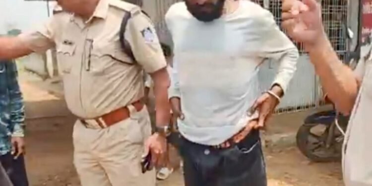सिंगरौली के शासन गांव में अवैध शराब बिक्री के विरोध पर युवक से मारपीट, शराब दुकान के बाहर ग्रामीणों का प्रदर्शन, मध्य प्रदेश वीडियो न्यूज