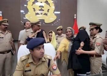 ‘साहब हमें बचा लीजिए, हम बेकसूर…’ हनी ट्रैप केस की प्रेस कॉन्फ्रेंस में आरोपी महिला का हाई-वोल्टेज ड्रामा