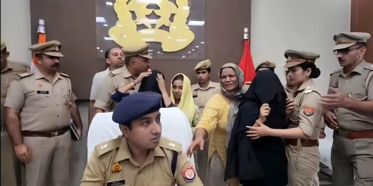 ‘साहब हमें बचा लीजिए, हम बेकसूर…’ हनी ट्रैप केस की प्रेस कॉन्फ्रेंस में आरोपी महिला का हाई-वोल्टेज ड्रामा