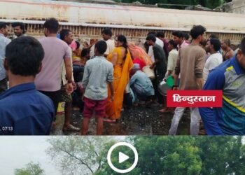 Singrauli News: सिंगरौली में डीजल टैंकर पलटा, सड़क पर हजारों लीटर ईंधन बहा; मौके पर जुटी भीड़, चालक घायल, मध्य प्रदेश वीडियो न्यूज
