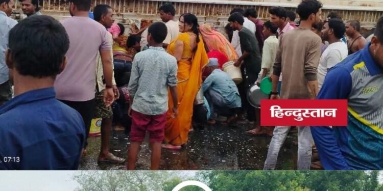 Singrauli News: सिंगरौली में डीजल टैंकर पलटा, सड़क पर हजारों लीटर ईंधन बहा; मौके पर जुटी भीड़, चालक घायल, मध्य प्रदेश वीडियो न्यूज