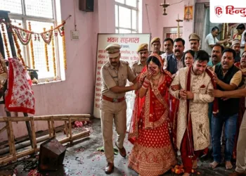 युवती के शादी के दौरान पहुंच गया लड़की का परिवार, मंदिर में शुरू हो गई तोड़फोड़, दूल्हा-दुल्हन को लेकर गई पुलिस, Uttar-pradesh Hindi News