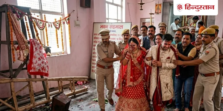 युवती के शादी के दौरान पहुंच गया लड़की का परिवार, मंदिर में शुरू हो गई तोड़फोड़, दूल्हा-दुल्हन को लेकर गई पुलिस, Uttar-pradesh Hindi News
