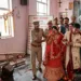 युवती के शादी के दौरान पहुंच गया लड़की का परिवार, मंदिर में शुरू हो गई तोड़फोड़, दूल्हा-दुल्हन को लेकर गई पुलिस, Uttar-pradesh Hindi News