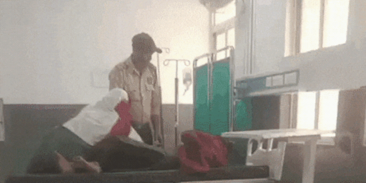 डॉक्टर-नर्स ड्यूटी से गायब, गार्ड ने मरीज को चढ़ाया ग्लूकोज; MP के अस्पताल का वीडियो वायरल, Madhya-pradesh Hindi News
