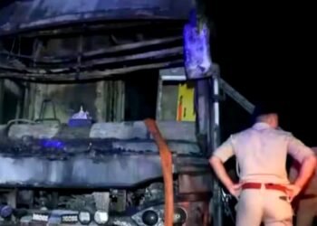 ग्रेटर नएडा में यमुना एक्सप्रेसवे पर बड़ा हादसा, स्लीपर बस में लगी भीषण आग, 8 लोगों की मौत