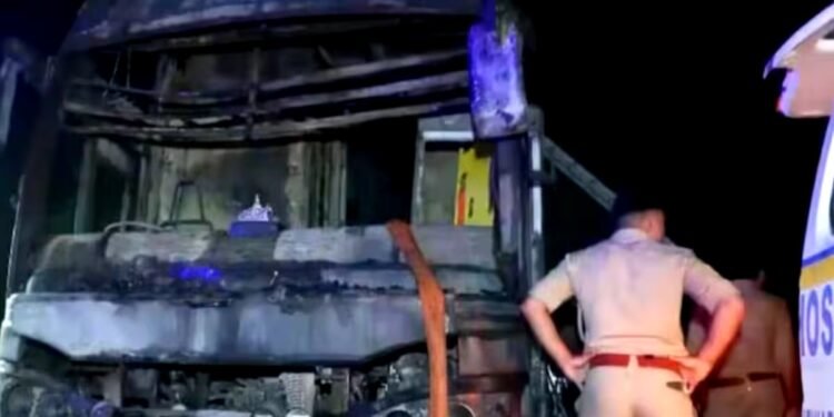 ग्रेटर नएडा में यमुना एक्सप्रेसवे पर बड़ा हादसा, स्लीपर बस में लगी भीषण आग, 8 लोगों की मौत