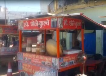 पति ने कहा- भैया छोले-भटूरे पैक कर दो, पत्नी ने कहा- किसके लिए करा रहे हो, फिर खुल गया पोल