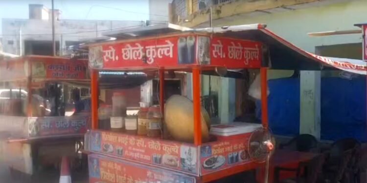 पति ने कहा- भैया छोले-भटूरे पैक कर दो, पत्नी ने कहा- किसके लिए करा रहे हो, फिर खुल गया पोल
