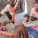 Hardoi News: बाढ़ से घिरे घर में पैदा हुईं गंगा और जमुना, पहले से हैं 7 बच्चे, अब 11 लोगों का हुआ परिवार