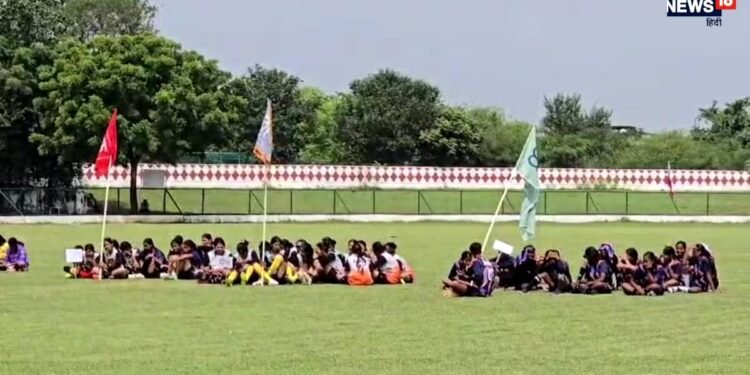 झालावाड़ में छात्रा की राज्य स्तरीय फुटबॉल प्रतियोगिता शुरू, कलेक्टर ने ध्वजारोहण कर दिलाई खेल भावना की शपथ
