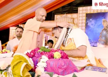 शिवपुराण कथा में शामिल हुए CM योगी, अकबर-तुलसीदास का किस्सा सुनाया, बोले- धर्म समाज की शक्ति, Uttar-pradesh Hindi News