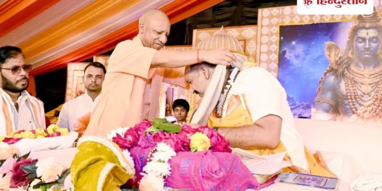 शिवपुराण कथा में शामिल हुए CM योगी, अकबर-तुलसीदास का किस्सा सुनाया, बोले- धर्म समाज की शक्ति, Uttar-pradesh Hindi News