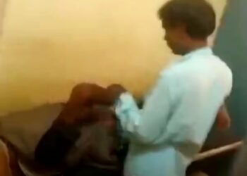 सिंगरौली के CHC निवास में सफाईकर्मी द्वारा मरीजों को इंजेक्शन लगाने का वीडियो वायरल, स्वास्थ्य व्यवस्था पर सवाल, मध्य प्रदेश वीडियो न्यूज