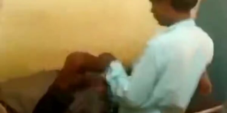 सिंगरौली के CHC निवास में सफाईकर्मी द्वारा मरीजों को इंजेक्शन लगाने का वीडियो वायरल, स्वास्थ्य व्यवस्था पर सवाल, मध्य प्रदेश वीडियो न्यूज