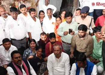 गोंडा के बर्तन कारोबारी की हत्या पर मंत्री संजय निषाद का धरना, SHO समेत दो पुलिसकर्मी सस्पेंड, Uttar-pradesh Hindi News