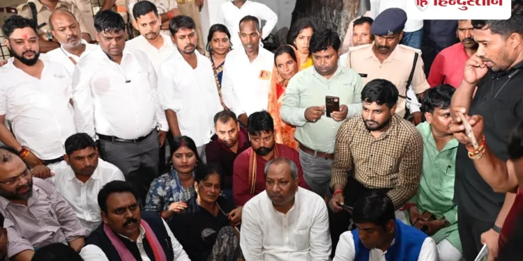 गोंडा के बर्तन कारोबारी की हत्या पर मंत्री संजय निषाद का धरना, SHO समेत दो पुलिसकर्मी सस्पेंड, Uttar-pradesh Hindi News