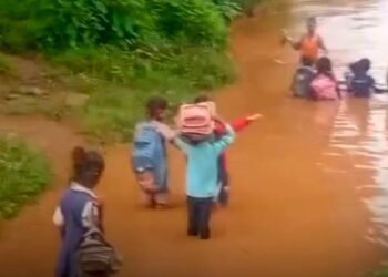 सिंगरौली में उफनती नदी पार कर स्कूल जाते बच्चे, वायरल वीडियो ने खोली बदहाल व्यवस्था की पोल, मध्य प्रदेश वीडियो न्यूज