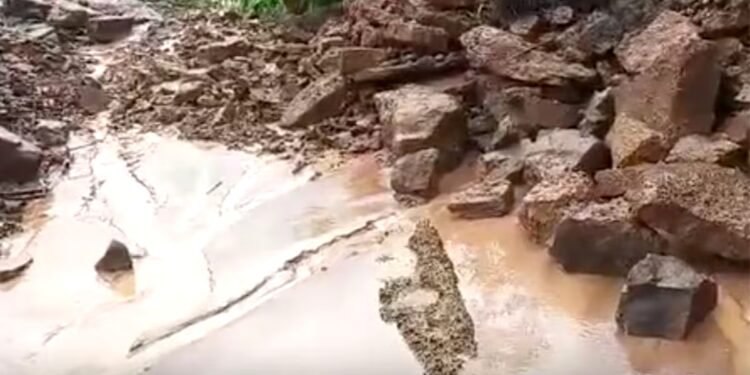 सिंगरौली में भारी बारिश से भूस्खलन, गर्भवती महिला को लेने जा रही एंबुलेंस फंसी, मध्य प्रदेश वीडियो न्यूज