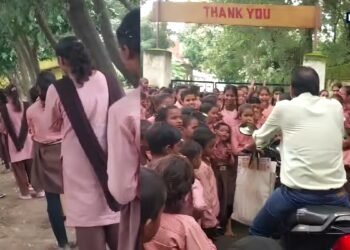 Viral News | Trending News | UP Teacher Transfer News | गुरुजी के ट्रांसफर की बात सुन रो पड़े बच्चे, गेट पर खड़े होकर बोले