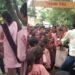 Viral News | Trending News | UP Teacher Transfer News | गुरुजी के ट्रांसफर की बात सुन रो पड़े बच्चे, गेट पर खड़े होकर बोले
