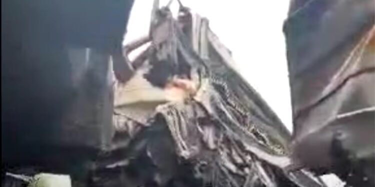सिंगरौली के मोरवा में दो कोयला ट्रकों की आमने-सामने भिड़ंत, चालक-परिचालक समेत 4 गंभीर घायल, मध्य प्रदेश वीडियो न्यूज