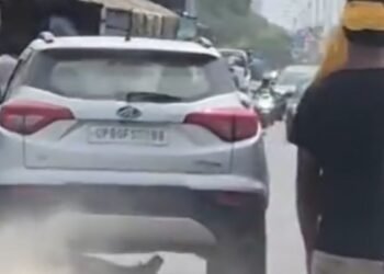 मथुरा में JE को कार ने मारी टक्कर, कई मीटर तक घसीटने का आरोप, गाड़ी पर था BJP का झंडा