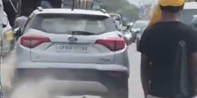 मथुरा में JE को कार ने मारी टक्कर, कई मीटर तक घसीटने का आरोप, गाड़ी पर था BJP का झंडा