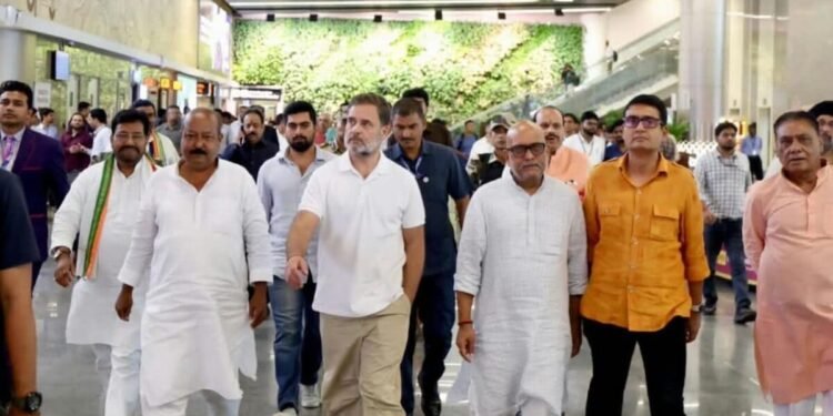 लखनऊ एयरपोर्ट पर लैंडिंग से पहले राहुल गांधी की फ्लाइट का गो-अराउंड, दूसरे प्रयास में उतरा विमान