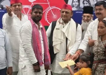 बलिया की वायरल दिव्यांग बेटी रागिनी से मिले अखिलेश यादव, 2 लाख की मदद, बोले- KG से PG तक पढ़ाई की चिंता नहीं