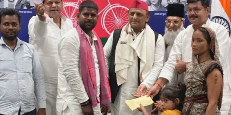 बलिया की वायरल दिव्यांग बेटी रागिनी से मिले अखिलेश यादव, 2 लाख की मदद, बोले- KG से PG तक पढ़ाई की चिंता नहीं