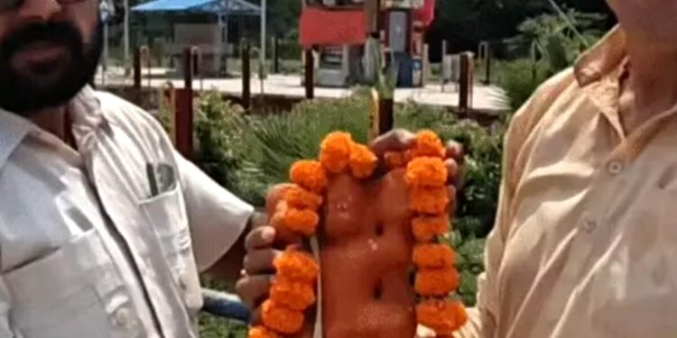 60 साल पुराने हनुमान मंदिर ने बदला ठिकाना, टूंडला स्टेशन पर मजार भी शिफ्ट