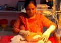 बीच सड़क महिला ने 2 जुड़वा बेटियों को दिया जन्म, अब अस्पताल में डॉक्टर कर रहे इलाज