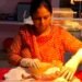 बीच सड़क महिला ने 2 जुड़वा बेटियों को दिया जन्म, अब अस्पताल में डॉक्टर कर रहे इलाज