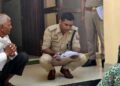 कुर्सी छोड़ जमीन पर बैठ गए ACP इमरान, चलने में लाचार महिला की ऐसे सुनी फरियाद, फोटो वायरल