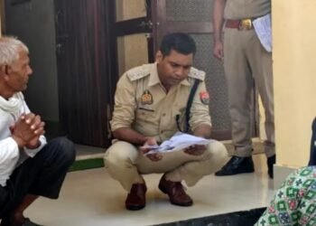 कुर्सी छोड़ जमीन पर बैठ गए ACP इमरान, चलने में लाचार महिला की ऐसे सुनी फरियाद, फोटो वायरल