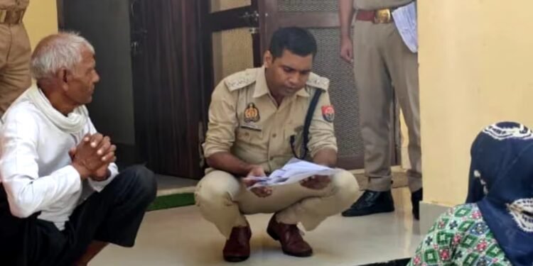 कुर्सी छोड़ जमीन पर बैठ गए ACP इमरान, चलने में लाचार महिला की ऐसे सुनी फरियाद, फोटो वायरल