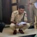 कुर्सी छोड़ जमीन पर बैठ गए ACP इमरान, चलने में लाचार महिला की ऐसे सुनी फरियाद, फोटो वायरल