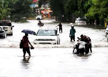 UP Weather: नदियां उफान पर, कई इलाके बाढ़ में… यूपी में आज फिर बदलेगा मौसम, 10 जिलों में बारिश का अलर्ट