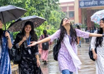 बंगाल की खाड़ी में चक्रवाती तूफान का साया, मगर यूपी में बदलेगा मौसम, जानिए कल आपके जिले में होगी बारिश या खिलेगी धूप?